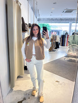 Kurze Teddy Weste mit Knopfleiste und Smiley Camel