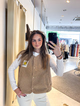 Kurze Teddy Weste mit Knopfleiste und Smiley Camel