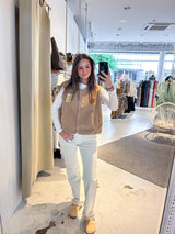 Kurze Teddy Weste mit Knopfleiste und Smiley Camel