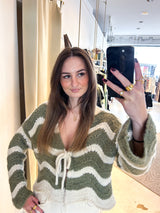 Kurze Oversized Strickjacke mit Wellenmuster Beige/Olive