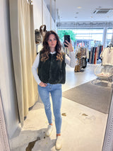 Kurze Teddy Weste mit Knopfleiste Olive