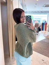 Kurze Oversized Strickjacke mit Schleifen Olive