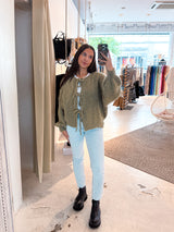 Kurze Oversized Strickjacke mit Schleifen Olive