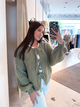 Kurze Oversized Strickjacke mit Schleifen Olive