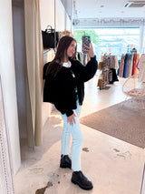 Kurze Oversized Strickjacke mit Schleifen Schwarz