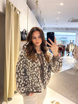 Kurze Oversized Strickjacke mit Schleifen und Leomuster Braun