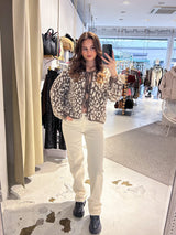 Kurze Oversized Strickjacke mit Schleifen und Leomuster Braun