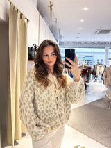 Kurze Oversized Strickjacke mit Schleifen und Leomuster Beige