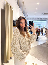 Kurze Oversized Strickjacke mit Schleifen und Leomuster Beige