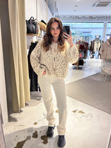 Kurze Oversized Strickjacke mit Schleifen und Leomuster Beige