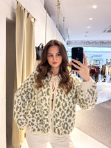 Kurze Oversized Strickjacke mit Schleifen und Leomuster Olive