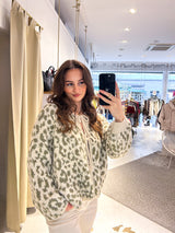 Kurze Oversized Strickjacke mit Schleifen und Leomuster Olive