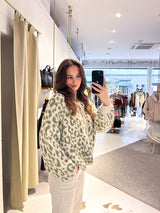 Kurze Oversized Strickjacke mit Schleifen und Leomuster Olive