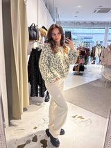 Kurze Oversized Strickjacke mit Schleifen und Leomuster Olive