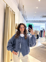 Kurze Oversized Strickjacke mit Schleifen Taubenblau