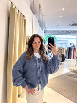 Kurze Oversized Strickjacke mit Schleifen Taubenblau