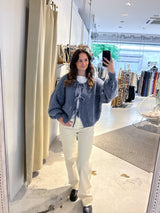 Kurze Oversized Strickjacke mit Schleifen Taubenblau