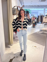 Kurze Oversized Strickjacke mit Wellenmuster Beige/Schwarz