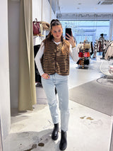 Kurze Teddy Weste mit Knopfleiste und Streifen Camel