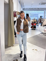 Kurze Teddy Weste mit Knopfleiste und Streifen Camel