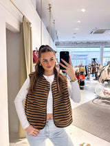 Kurze Teddy Weste mit Knopfleiste und Streifen Camel