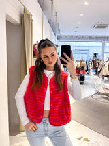 Kurze Teddy Weste mit Knopfleiste und Streifen Pink