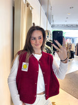 Kurze Teddy Weste mit Knopfleiste und Smiley Weinrot