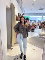 Kurze Oversized Strickjacke mit Schleifen Hellbraun