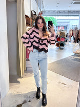 Kurze Oversized Strickjacke mit Wellenmuster Braun/Pink