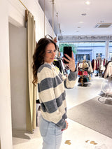 Gestreifter Strickpullover mit Kragen Grau