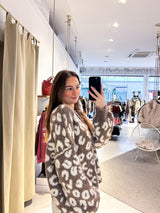 Kurze Oversized Strickjacke mit Leomuster Hellbraun