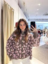 Kurze Oversized Strickjacke mit Leomuster Hellbraun/Rosa