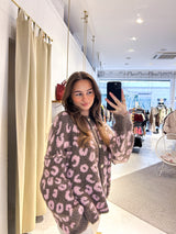 Kurze Oversized Strickjacke mit Leomuster Hellbraun/Rosa