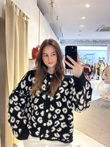 Kurze Oversized Strickjacke mit Leomuster Schwarz