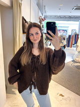 Kurze Oversized Strickjacke mit Schleifen Braun