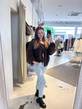 Kurze Oversized Strickjacke mit Schleifen Braun