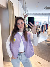 Kurze Teddy Weste mit Knopfleiste und Smiley Flieder