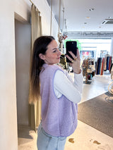 Kurze Teddy Weste mit Knopfleiste und Smiley Flieder