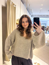 Kurzer Oversized Strickpullover mit V-Ausschnitt Taupe