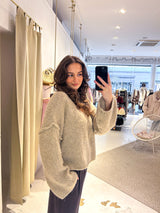 Kurzer Oversized Strickpullover mit V-Ausschnitt Taupe