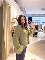 Kurzer Oversized Strickpullover mit V-Ausschnitt Olive