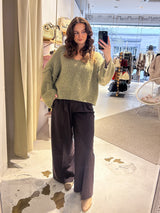 Kurzer Oversized Strickpullover mit V-Ausschnitt Olive