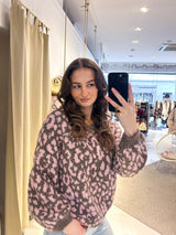 Oversized Strickpullover mit Leomuster Hellbraun/Rosa