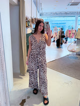 Plissee Jumpsuit mit Leomuster Camel