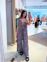 Plissee Jumpsuit mit Leomuster Beige