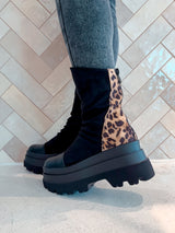 Halbhohe Boots mit Plateau und Leomuster Schwarz