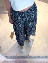 Plissee Hose mit Leomuster Grau