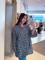 Kurze Waffle Bluse mit Leomuster Grau