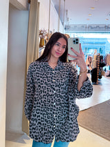 Kurze Waffle Bluse mit Leomuster Grau