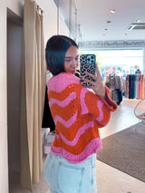 Kurze Oversized Strickjacke mit Wellenmuster Pink/Orange